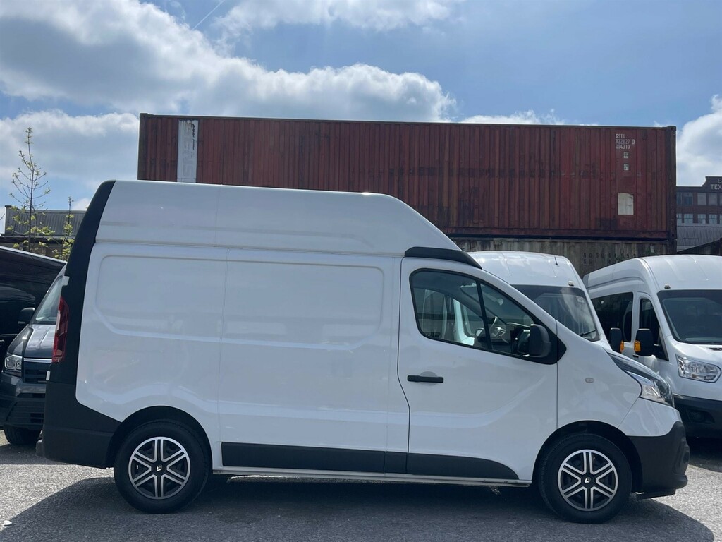 Compare Renault Trafic 1.6 Dci Energy 29 Business Swb High Roof Euro 6 S YD17NPX White