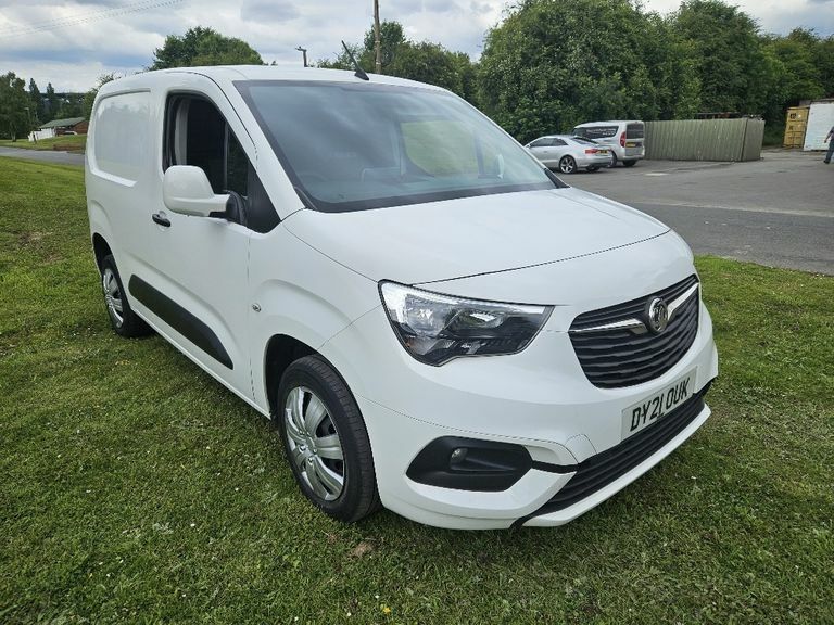 Compare Vauxhall Combo 2300 1.5 Turbo D 100Ps H1 Sportive Van DY21OUK White