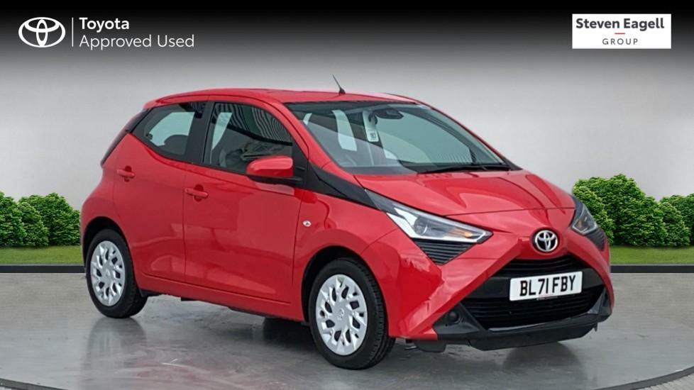 Compare Toyota Aygo 1.0 Vvt-i X-play Euro 6 Ss BL71FBY Red