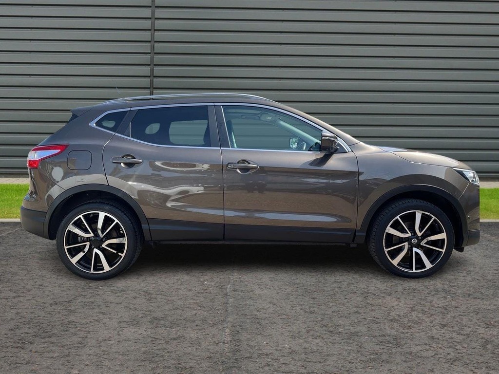 Compare Nissan Qashqai 1.6 Dci Tekna 2Wd CE66WKR Brown