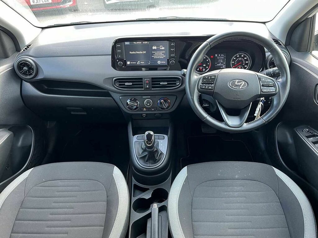 Compare Hyundai I10 1.2 Se Connect GF71UTM White