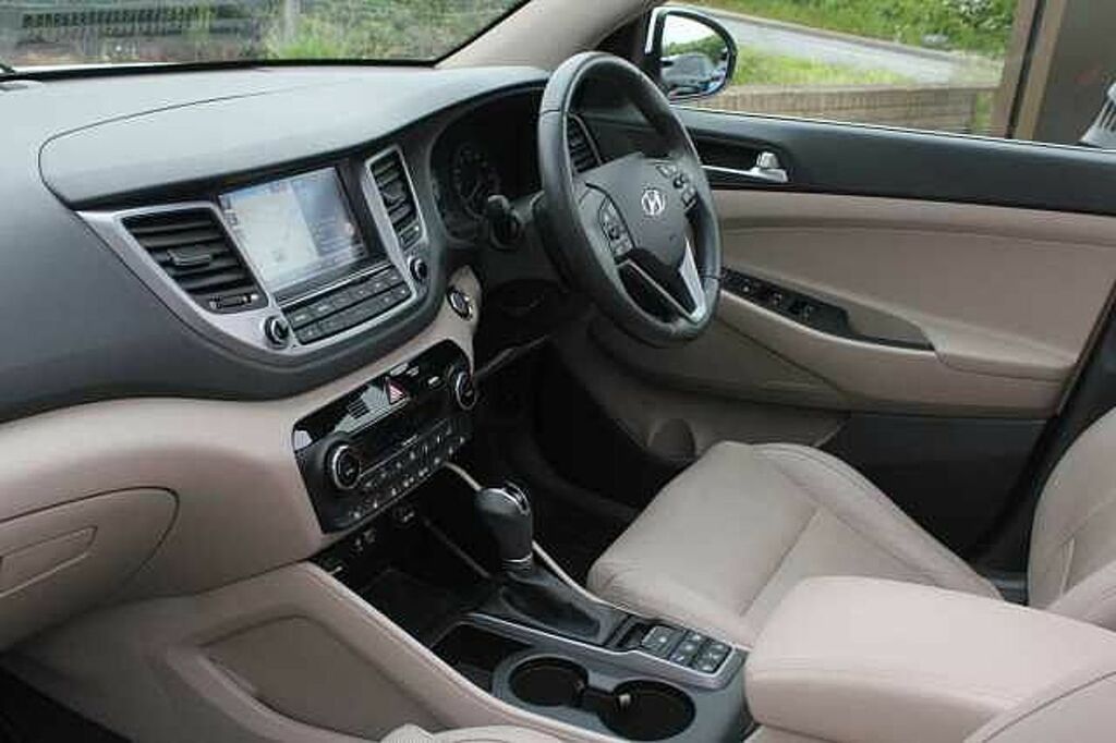 Compare Hyundai Tucson 2.0 Crdi Premium Se 4Wd GK66HDZ White