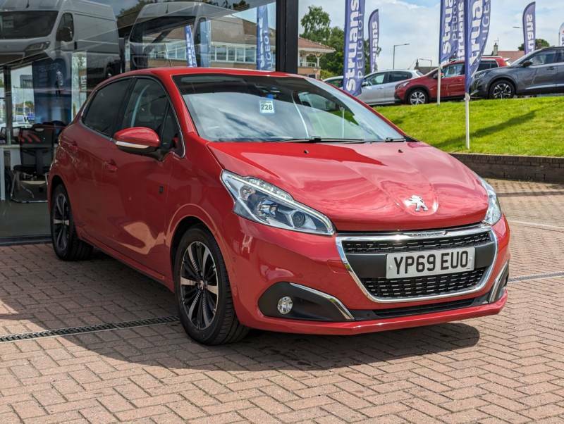 Compare Peugeot 208 Tech Edition 1.5 Bluehdi YP69EUO Red