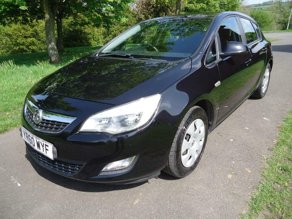 Compare Vauxhall Astra 1.7 Cdti Exclusiv Euro 5 YR60WYF Black