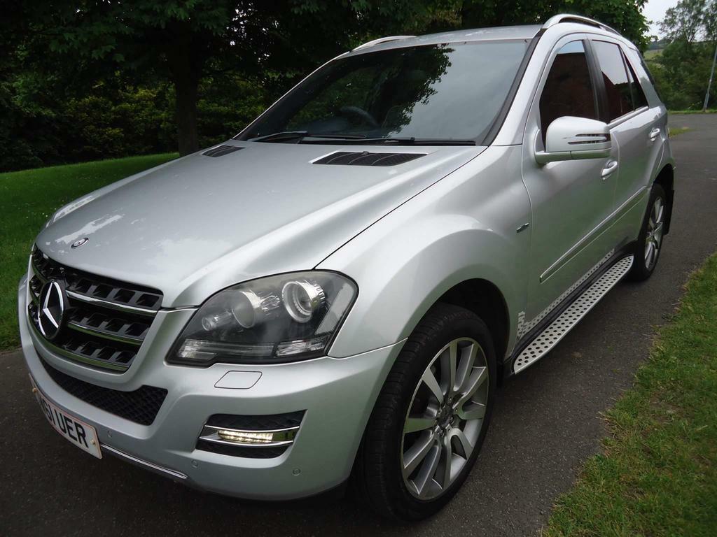 Compare Mercedes-Benz M Class 3.0 Ml300 Cdi V6 Blueefficiency Grand Edition G-tr SW61UER Silver
