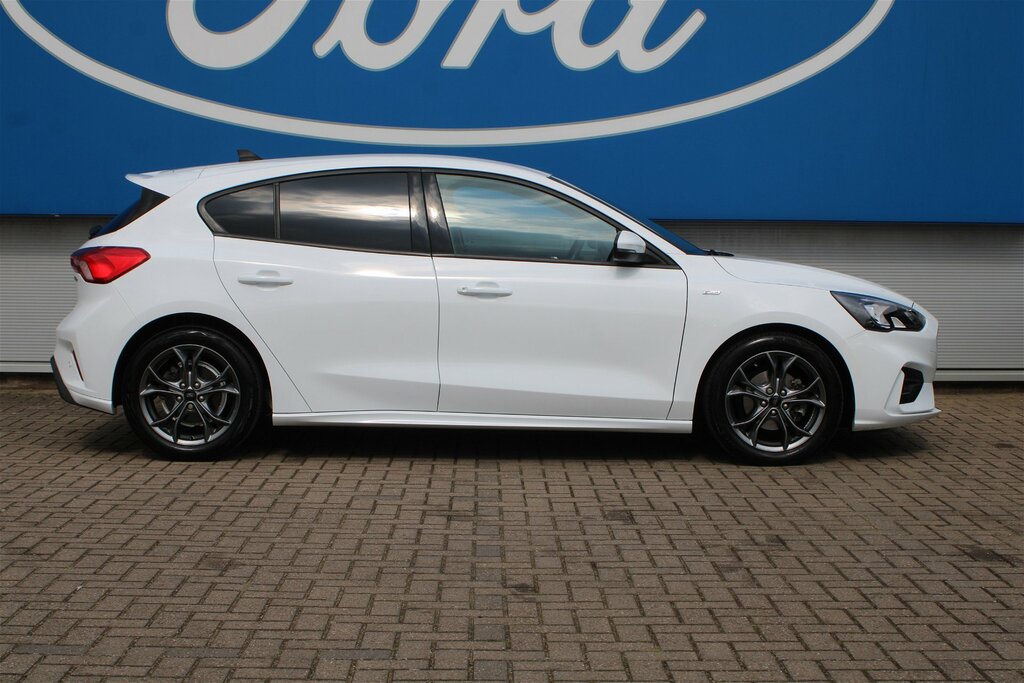 Compare Ford Focus 1.0 Ecoboost Hybrid Mhev 125 St-line Edition AF71WPU White