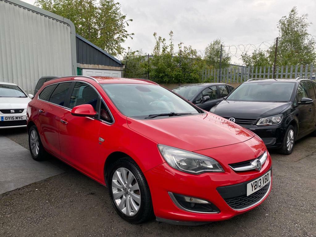 Compare Vauxhall Astra 2.0 Cdti Se Sports Tourer Euro 5 Ss YB13VBD Red