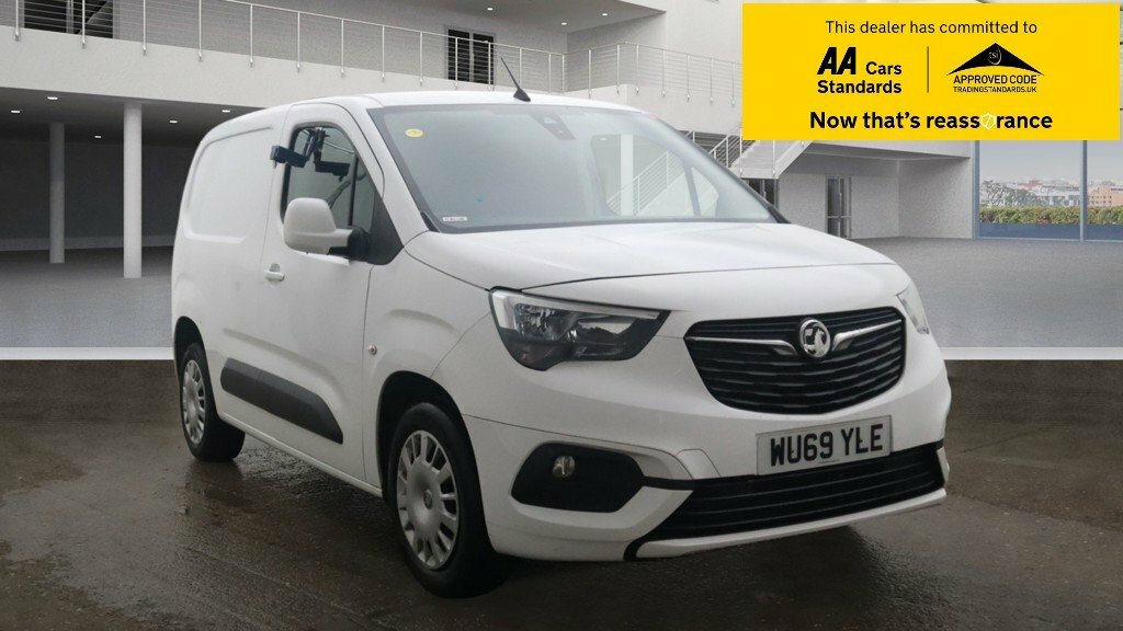 Compare Vauxhall Combo 2019 Vauxhall Combonbsp1.5 Turbo D 2000 Sportive WU69YLE White