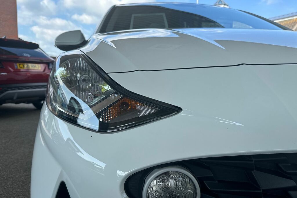 Compare Hyundai I10 1.0 Se Connect Hatchback EO21ZHB White