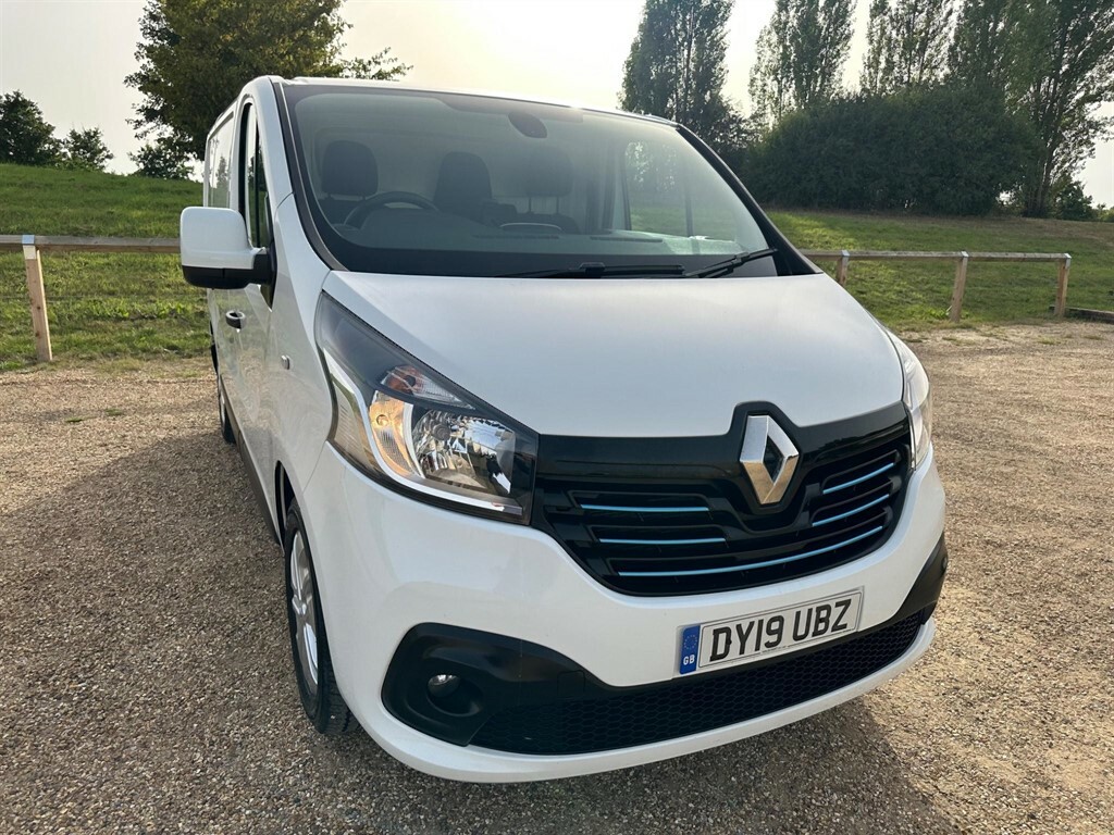 Compare Renault Trafic 1.6 Dci 27 Sport Nav Swb Standard Roof Euro 6 DY19UBZ White
