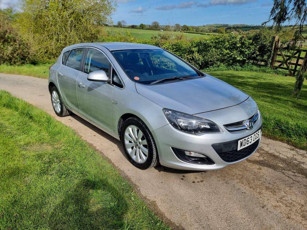 Compare Vauxhall Astra 1.7 Cdti Ecoflex Tech Line Euro 5 Ss WD63OGS Silver