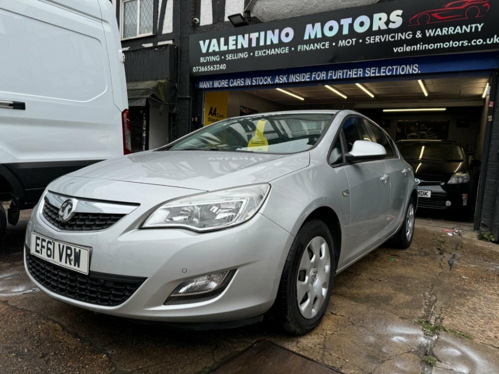 Compare Vauxhall Astra 1.6 16V Exclusiv Euro 5 EF61VRW Silver