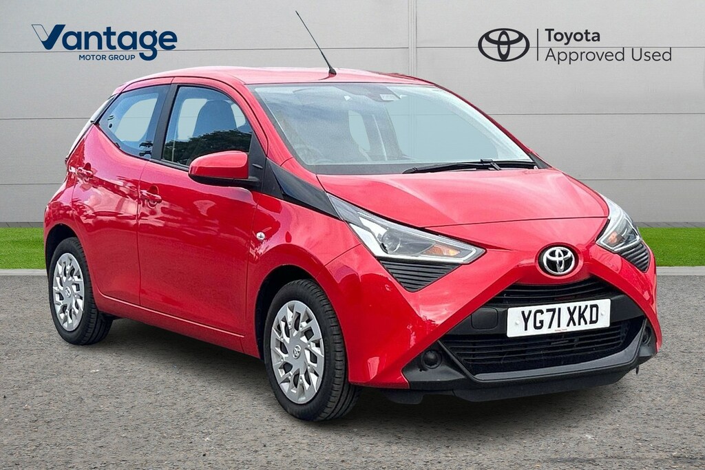 Compare Toyota Aygo 1.0 Vvt-i X-play Euro 6 Ss YG71XKD Red