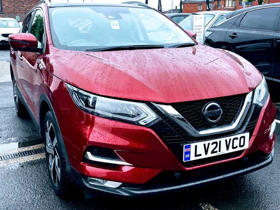 Compare Nissan Qashqai 1.3 Dig-t 160 157 N-motion Dc... LV21VCO Red
