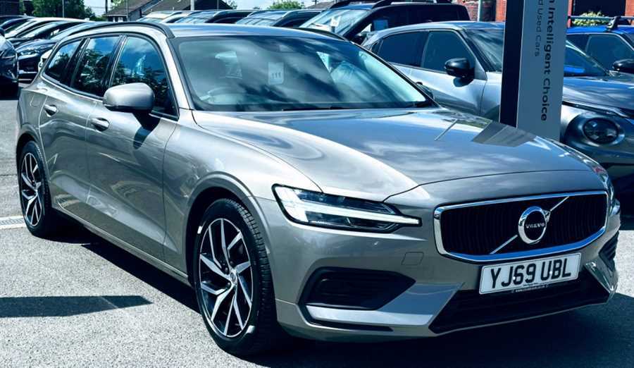 Compare Volvo V60 2.0 T4 190 Momentum Plus YJ69UBL Grey