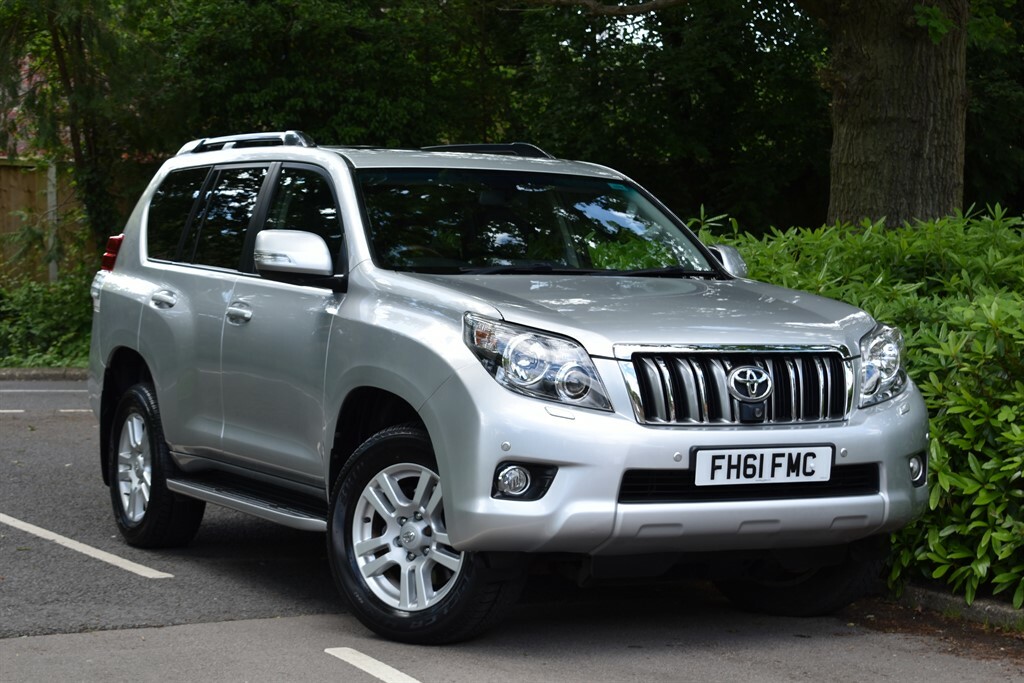 Compare Toyota Land Cruiser 3.0L D-4d Lc5top Of The Range Model FH61FMC Silver