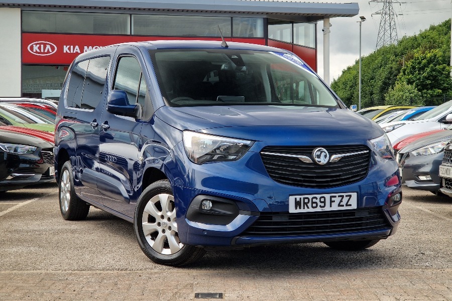 Compare Vauxhall Combo Life 1.5 Turbo D Blueinjection Energy Xl Mpv WR69FZZ Blue
