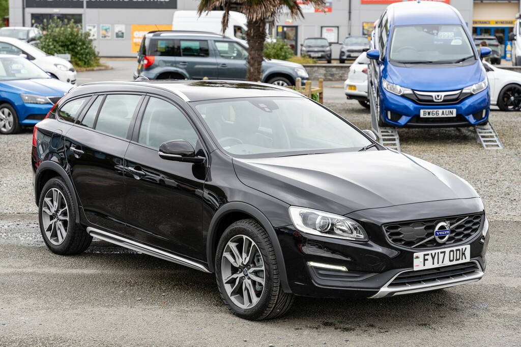 Compare Volvo V60 Cross Country 2.4 D4 Cross Country Lux Nav Awd FY17ODK Black