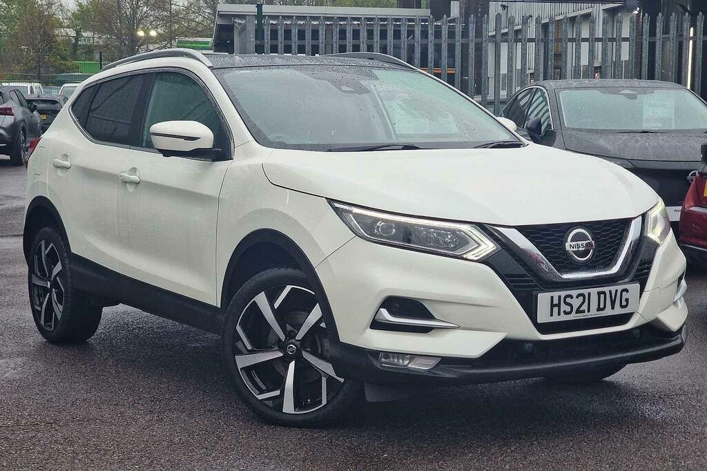 Compare Nissan Qashqai 1.3 Dig-t 140Ps N-motion HS21DVG White