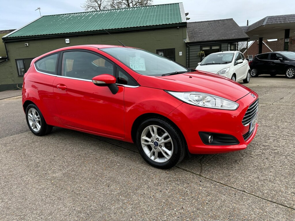 Compare Ford Fiesta 1.25 82 Zetec NU15YFY Red